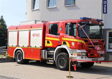 Zdjęcie samochodu strażackiego Dodge z motopompą z lat 60. XX wieku