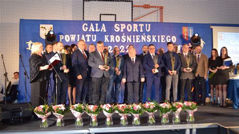 zdjęcie z Gali Sportu, uhonorowani sportowcy na scenie