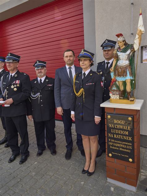 Zdjęcie upamiętniające wręczenie Złotego Znaku ZOSP RP OSP Dąbrówka Ług