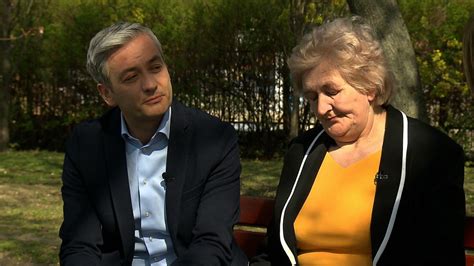 Robert Biedroń z mamą podczas wywiadu w parku lub wizualizacja przedstawiająca media i politykę