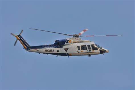 Biały helikopter medyczny lub policyjny w locie