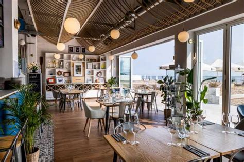 zdjęcie spalonego lokalu gastronomicznego na plaży w Sopocie