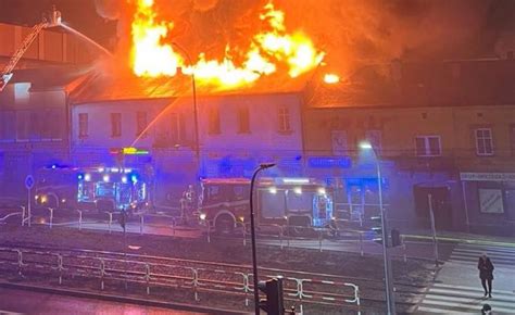 zdjęcie strażaków walczących z ogniem w kamienicy