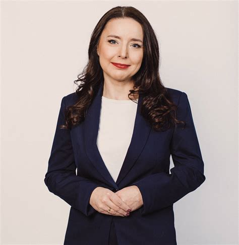 Burmistrz Miasta i Gminy Lipsko wręcza rzeźbę Świętego Floriana OSP Wola Solecka Pierwsza
