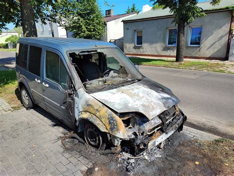 Zdjęcie spalonego samochodu po akcie podpalenia