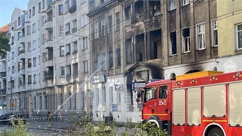Spalona elewacja kamienicy po pożarze w Pruszkowie