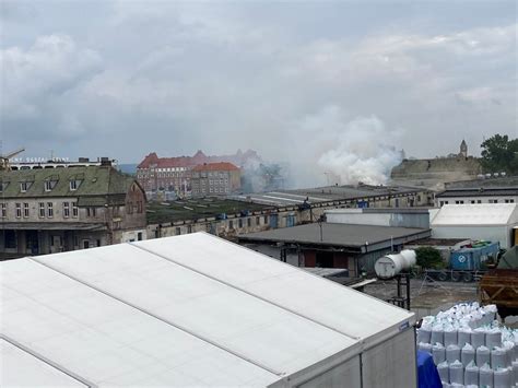 Widok z drona na kłęby dymu nad magazynem w Pruszkowie