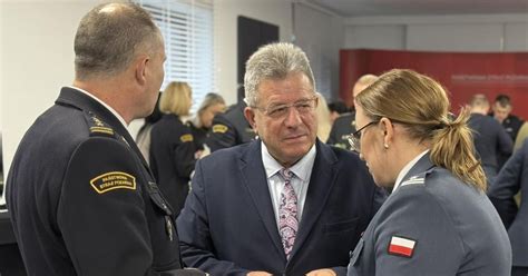 Zgromadzenie strażaków podczas uroczystego spotkania opłatkowego, scena przełamywania się opłatkiem.