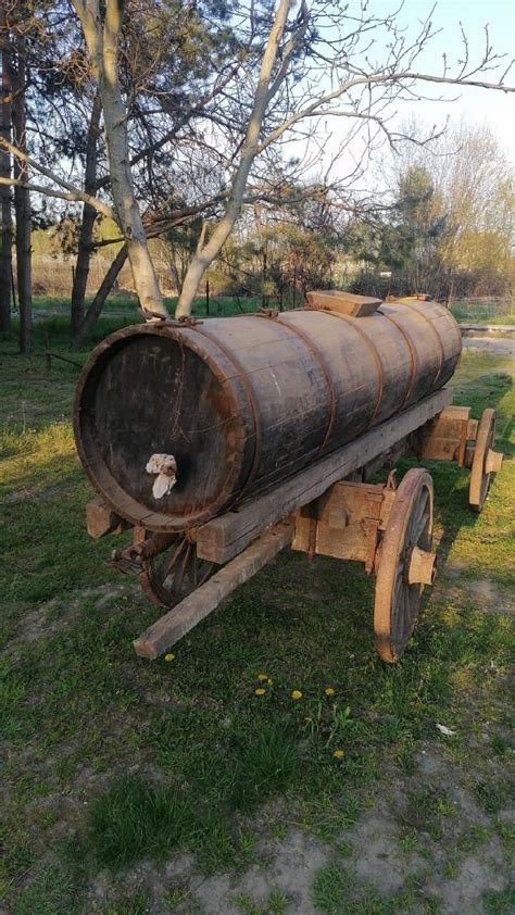 Zabytkowy drewniany wóz konny z beczką na wodę jako element wyposażenia straży pożarnej