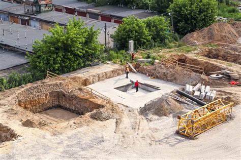 Ilustracja systemu Vario Jacking w trakcie pracy na nierównym terenie
