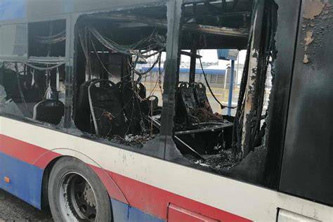 Zniszczony autobus po pożarze
