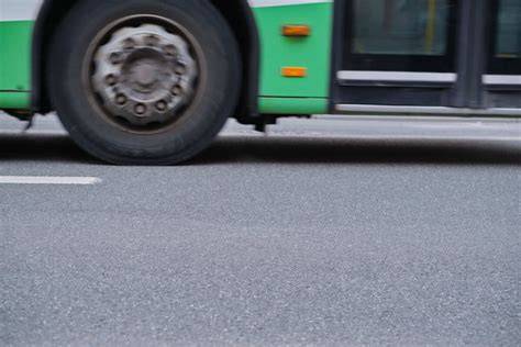 Koło autobusu objęte ogniem
