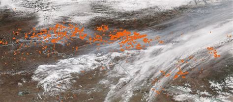 zdjęcie satelitarne pokazujące obszar pożaru w Wągrowcu z dymem unoszącym się nad okolicą