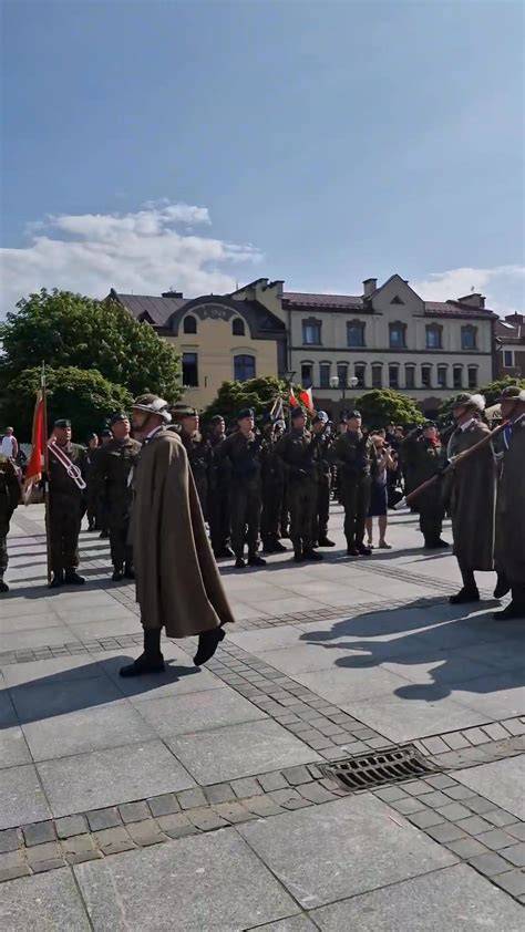 Uroczysty apel strażacki na rynku w Płocku z udziałem pocztów sztandarowych i pododdziałów PSP