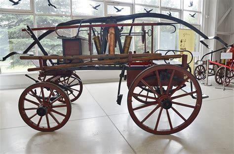 Historyczne zdjęcie pierwszej jednostki straży pożarnej w Zabrzu lub zabytkowa sikawka konna