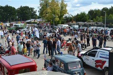 Zdjęcie zbiorcze zlotu zabytkowych pojazdów Retro Moto Show w Sadownem