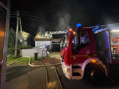 Fotografia przedstawiająca ogień trawiący budynek gospodarczy nocą