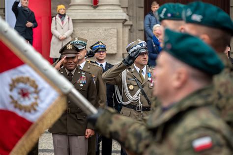 Zdjęcie przedstawiające żołnierzy odbierających medale podczas uroczystego apelu
