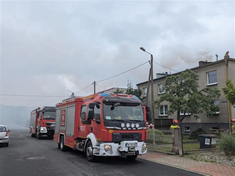 Zastępy straży pożarnej na miejscu pożaru domu w Goszczu