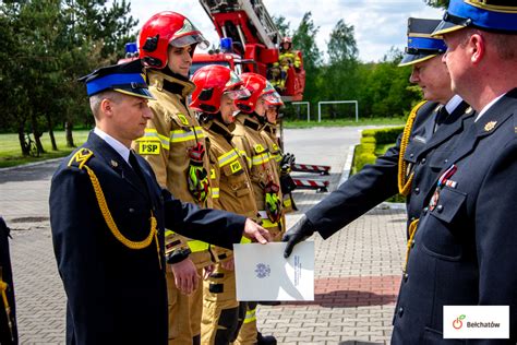 Strażacy odbierający medale i odznaczenia na uroczystości