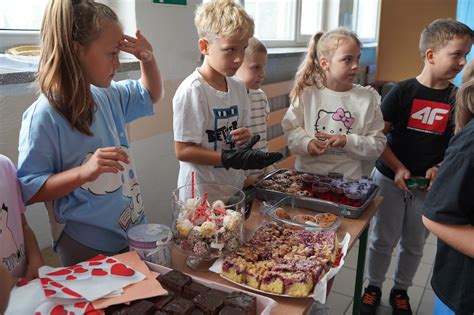 Zdjęcie z kwesty szkolnej lub akcji pieczenia ciast na rzecz poszkodowanej rodziny
