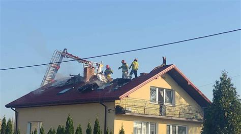 zdjęcie zniszczonego poddasza i dachu po pożarze
