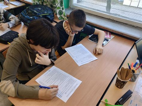 zdjęcie uczniów biorących udział w pokazach policyjnych lub straży granicznej