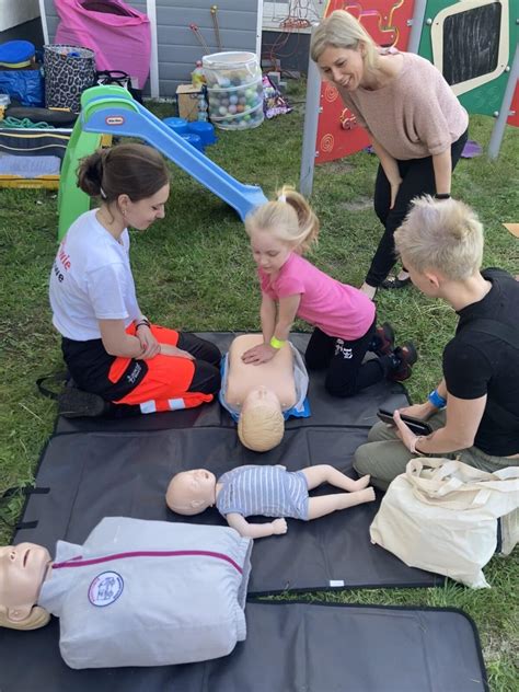 zdjęcie strażaków prowadzących pokaz pierwszej pomocy dla dzieci