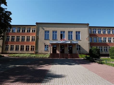 zdjęcie budynku szkoły z informacją o klasie pożarniczej