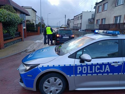 dwory_strażacki_i_radiowóz_na_parkingu_w_mieście