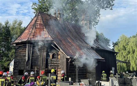 Zdjęcie przedstawiające akcję gaśniczą zabytkowego kościoła w Nowym Sączu