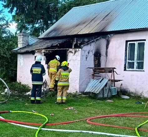 Zdjęcia z akcji gaśniczej pożaru domu w Idalinie, z widocznym dymem i płomieniami