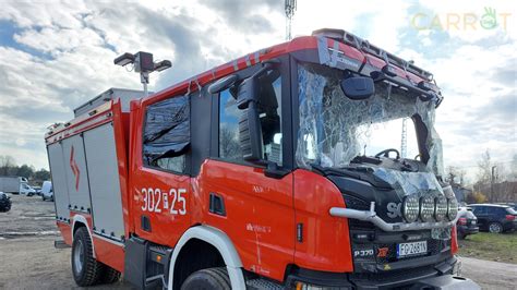 Zniszczony wóz strażacki i rozbita kabina ciężarówki po zderzeniu na DK7