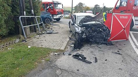 Rozbity autokar i wozy strażackie na miejscu wypadku na S2 w Warszawie