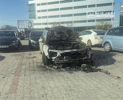 Spalony przód samochodu na parkingu kościelnym