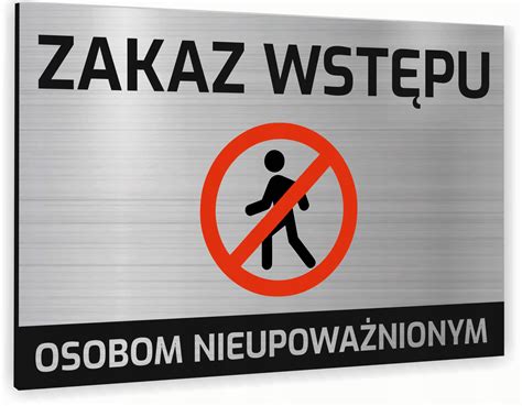 Znak zakazu wstępu na opuszczonym budynku w Warszawie