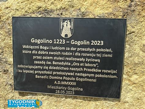 zdjęcie odsłoniętej tablicy pamiątkowej z okazji 75-lecia OSP Krzewsk