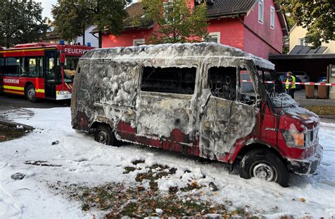 Spalony samochód dostawczy w Monachium przy miejscu pożaru domu jednorodzinnego