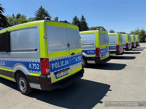 Płonące radiowozy policyjne na terenie jednostki w Monachium