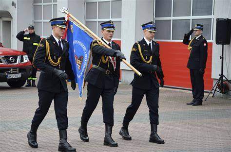 historyczne zdjęcie jednostki OSP w trakcie ćwiczeń lub uroczystości