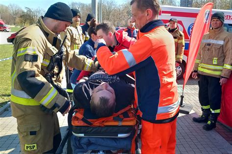 Policja i służby ratunkowe przed synagogą w Rotterdamie po incydencie
