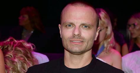 Zdjęcie Marcina Helińskiego dyrygującego orkiestrą