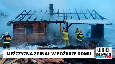 Zdjęcie drewnianego domu po pożarze w Kutejach, z widocznymi śladami akcji gaśniczej