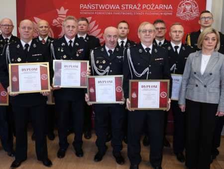 zdjęcie strażaków odbierających odznaczenia i dyplomy