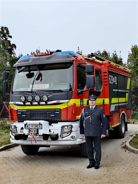 Zdjęcie przedstawiające pochód strażaków z pocztami sztandarowymi podczas uroczystości 100-lecia OSP Bukowa Wielka