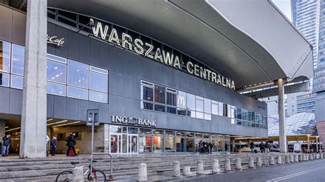 Zdjęcie Dworca Centralnego w Warszawie z widocznymi służbami ratunkowymi