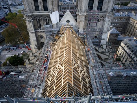 Szkice lub model rekonstrukcji więźby dachowej katedry Notre-Dame