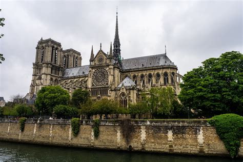 Zdjęcie ołowianego sarkofagu odkrytego w katedrze Notre-Dame