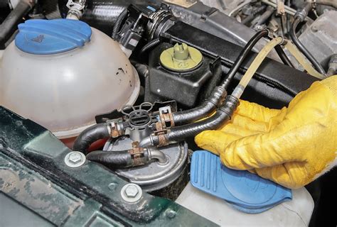 Zdjęcie przedstawiające starzejące się przewody paliwowe i elektryczne w komorze silnika