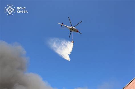 śmigłowiec gaśniczy w trakcie pobierania wody ze zbiornika